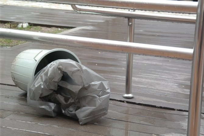 Eskişehir’de kuvvetli rüzgâr sebebiyle sokaktaki çöpler havalara uçuştu!