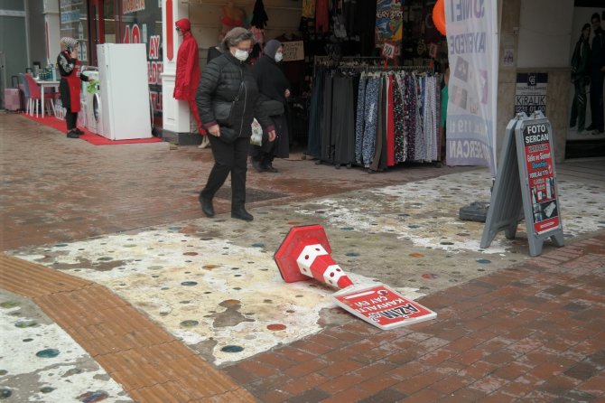 Eskişehir’de kuvvetli rüzgâr sebebiyle sokaktaki çöpler havalara uçuştu!