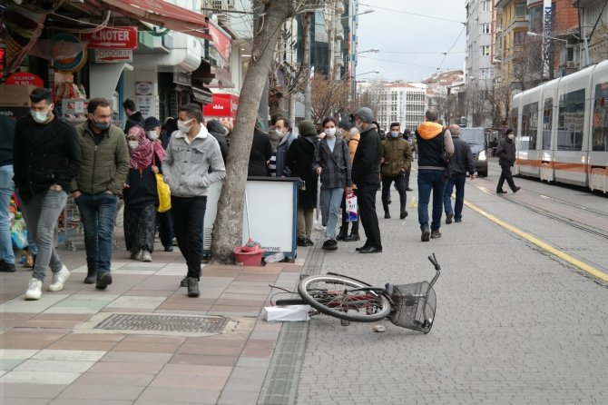 Eskişehir’de kuvvetli rüzgâr sebebiyle sokaktaki çöpler havalara uçuştu!