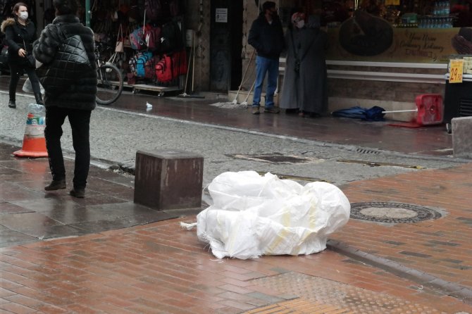 Eskişehir’de kuvvetli rüzgâr sebebiyle sokaktaki çöpler havalara uçuştu!