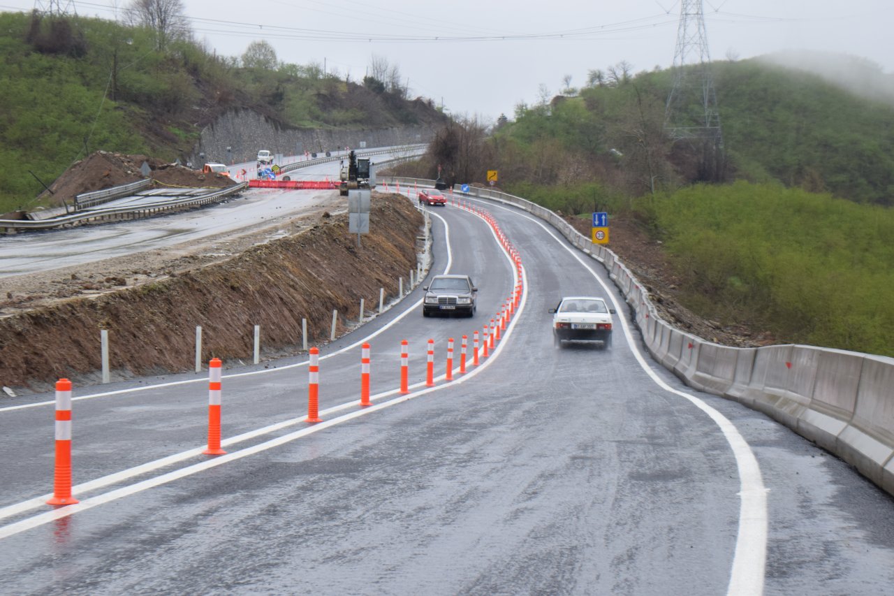 Heyelan sonucu çöken Karadeniz bağlantı yolu yeniden trafiğe açıldı