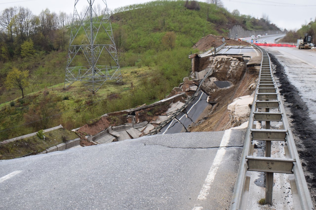 Heyelan sonucu çöken Karadeniz bağlantı yolu yeniden trafiğe açıldı