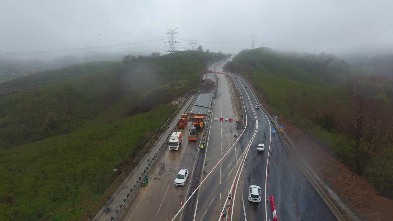 Heyelan sonucu çöken Karadeniz bağlantı yolu yeniden trafiğe açıldı