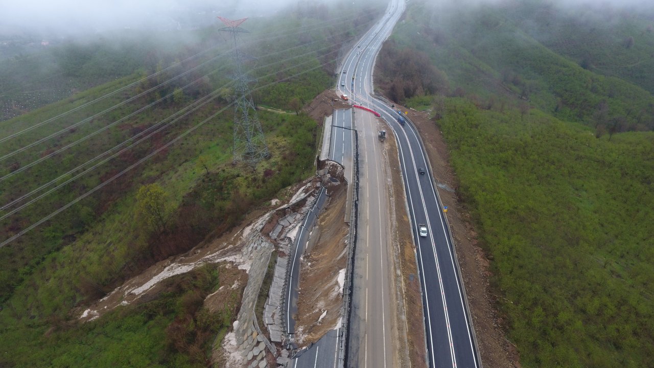 Heyelan sonucu çöken Karadeniz bağlantı yolu yeniden trafiğe açıldı