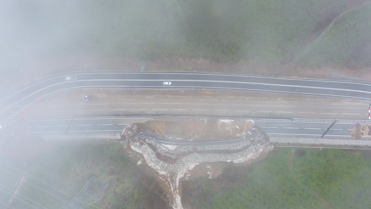 Heyelan sonucu çöken Karadeniz bağlantı yolu yeniden trafiğe açıldı
