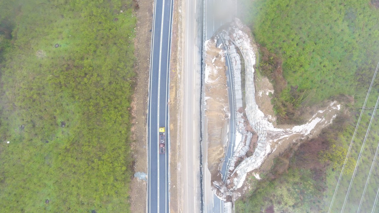 Heyelan sonucu çöken Karadeniz bağlantı yolu yeniden trafiğe açıldı