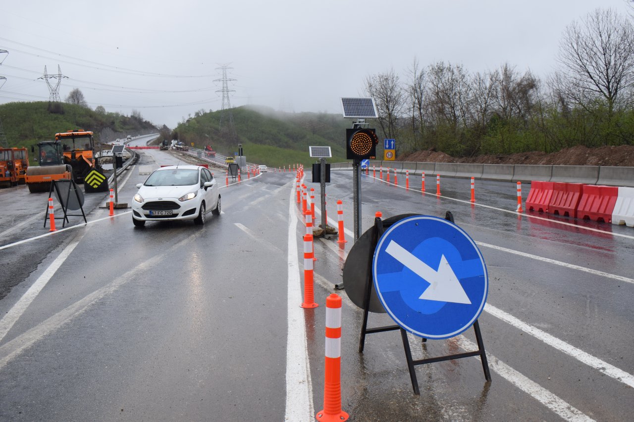 Heyelan sonucu çöken Karadeniz bağlantı yolu yeniden trafiğe açıldı