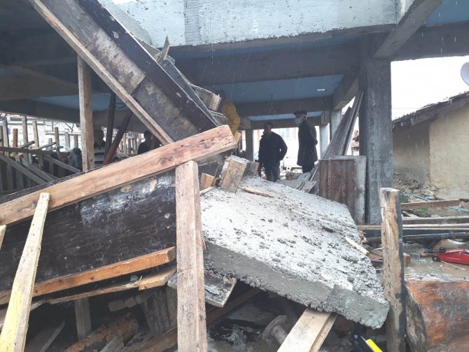 İnşaat halindeki binanın merdiveni çöktü: Altında kalan işçi ağır yaralandı!