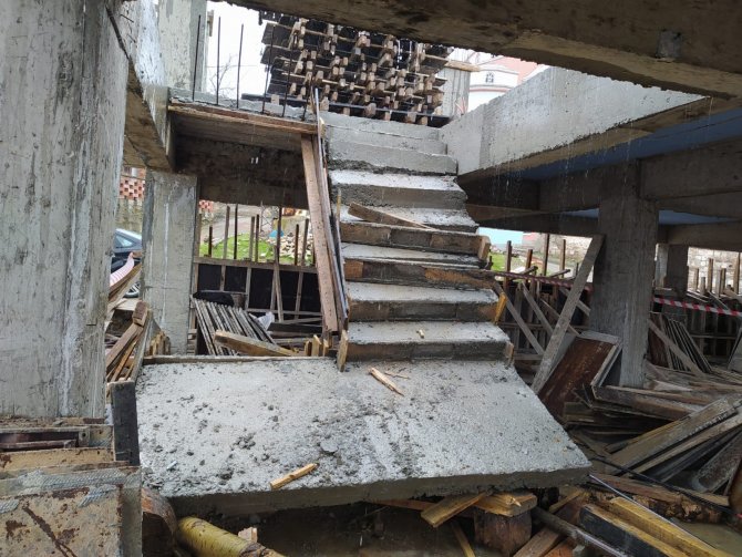 İnşaat halindeki binanın merdiveni çöktü: Altında kalan işçi ağır yaralandı!
