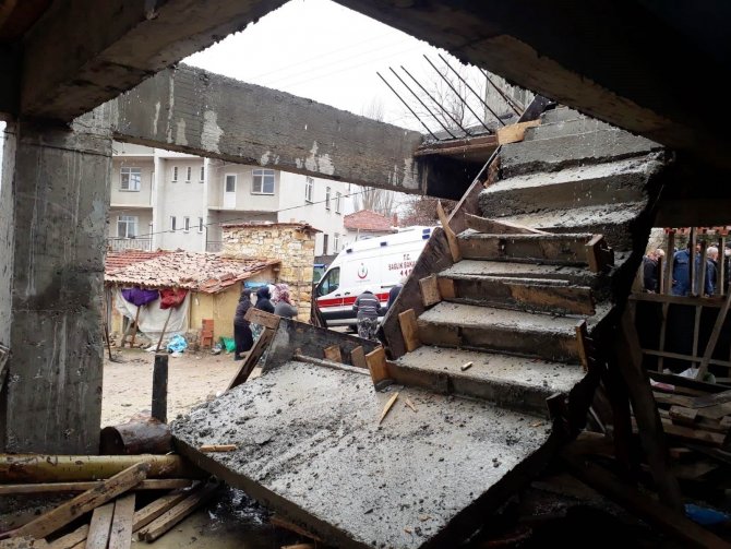 İnşaat halindeki binanın merdiveni çöktü: Altında kalan işçi ağır yaralandı!