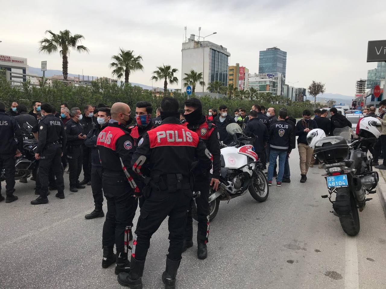 İzmir'de polisin elinden kaçan şüpheli bacaklarından vurularak yakalandı!