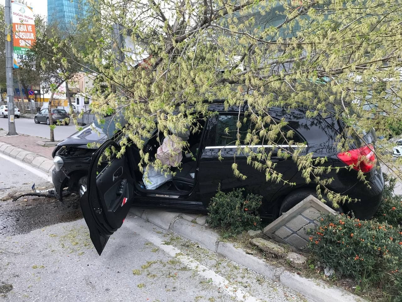 İzmir'de polisin elinden kaçan şüpheli bacaklarından vurularak yakalandı!