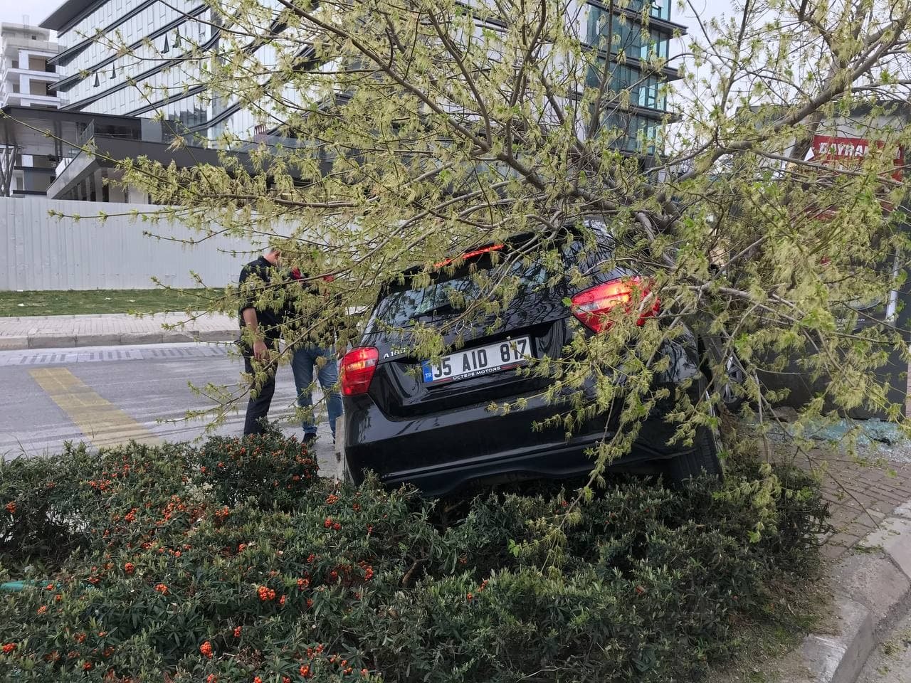 İzmir'de polisin elinden kaçan şüpheli bacaklarından vurularak yakalandı!