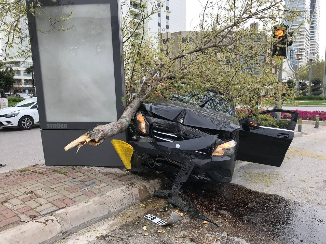 İzmir'de polisin elinden kaçan şüpheli bacaklarından vurularak yakalandı!