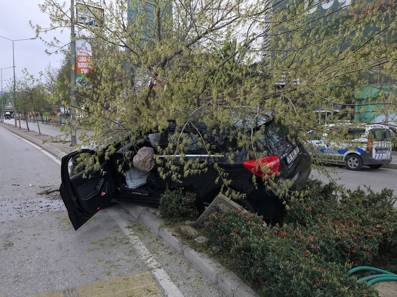 İzmir'de polisin elinden kaçan şüpheli bacaklarından vurularak yakalandı!