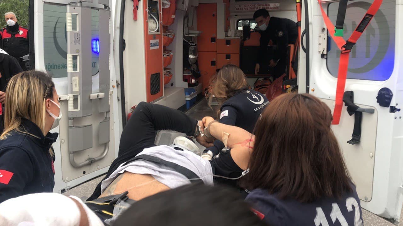 İzmir'de polisin elinden kaçan şüpheli bacaklarından vurularak yakalandı!