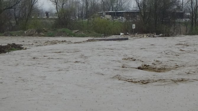 Sağanak yağışlar hayatı felç etti! Deredeki sular taştı, yollar kapandı...