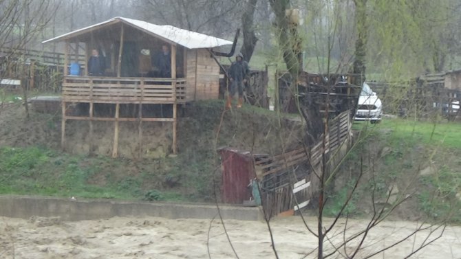 Sağanak yağışlar hayatı felç etti! Deredeki sular taştı, yollar kapandı...