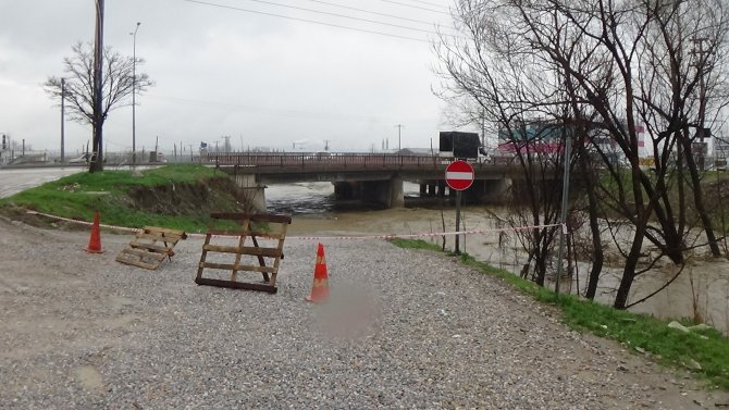 Sağanak yağışlar hayatı felç etti! Deredeki sular taştı, yollar kapandı...