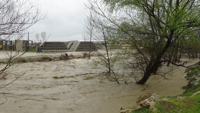 Sağanak yağışlar hayatı felç etti! Deredeki sular taştı, yollar kapandı...