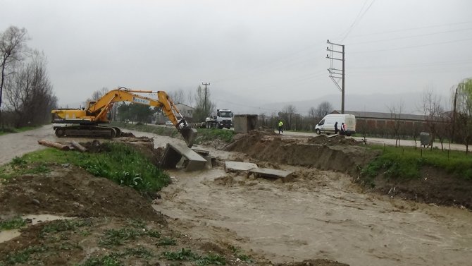 Sağanak yağışlar hayatı felç etti! Deredeki sular taştı, yollar kapandı...