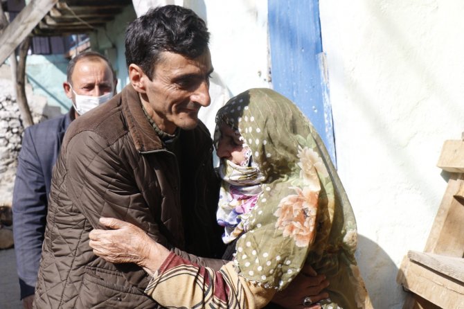 15 yıl önce evi terk eden öldü sandığı oğluna video sayesinde kavuştu