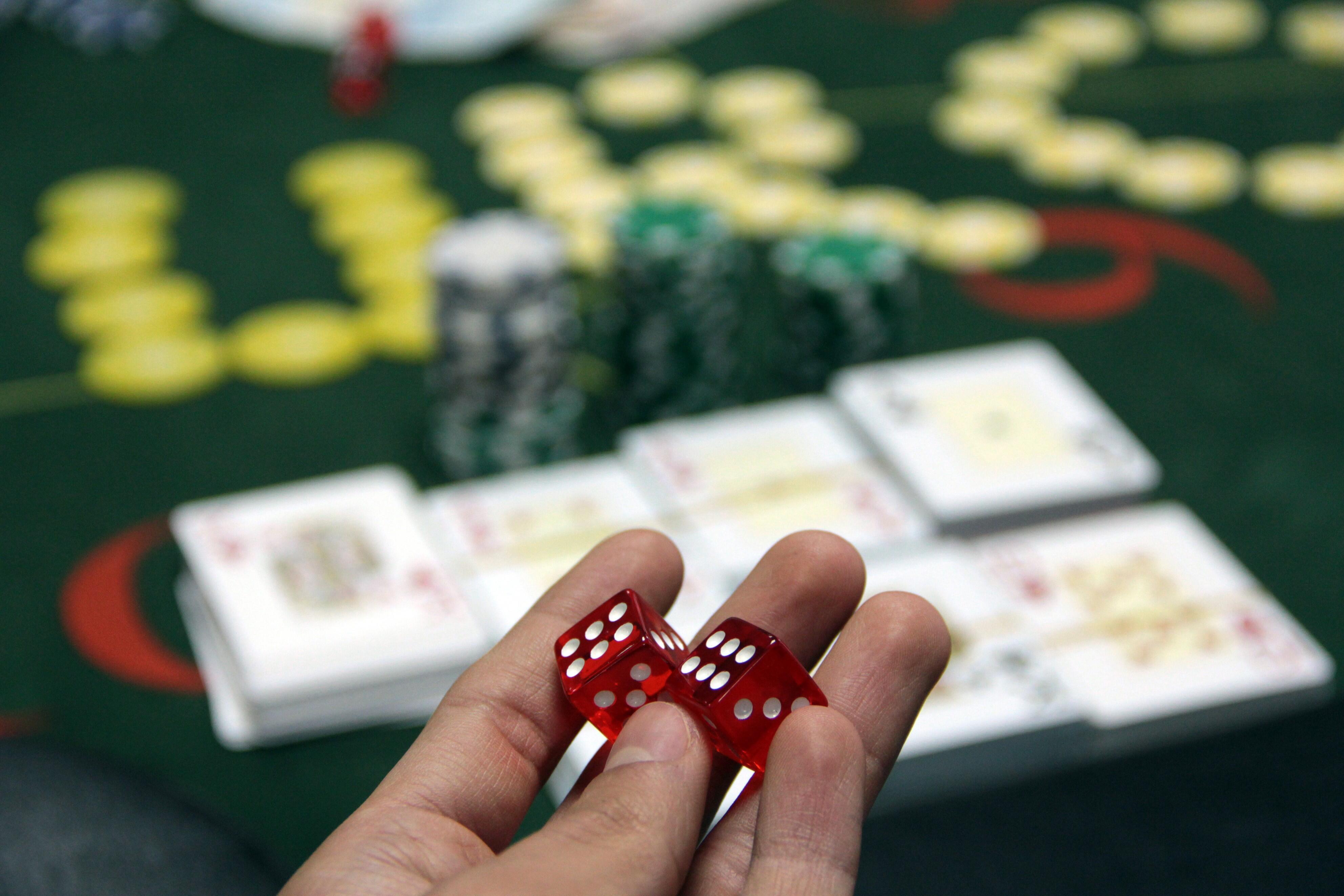 Pandemiyi hiçe sayıp kumar oynamak için buluştular