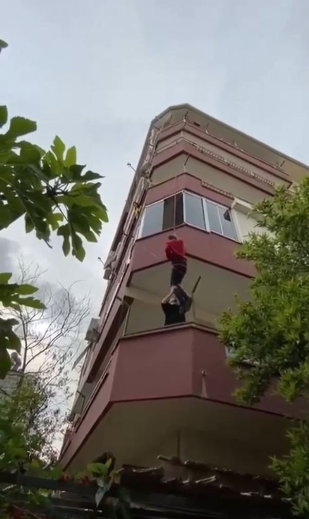 Anahtarını unutan gencin eve giriş yöntemi görenleri hayrete düşürdü