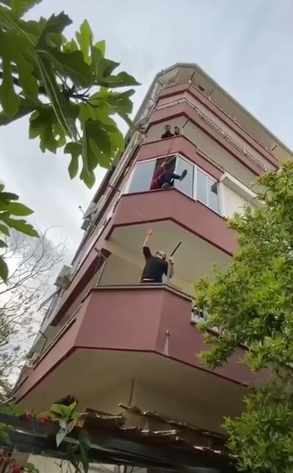 Anahtarını unutan gencin eve giriş yöntemi görenleri hayrete düşürdü