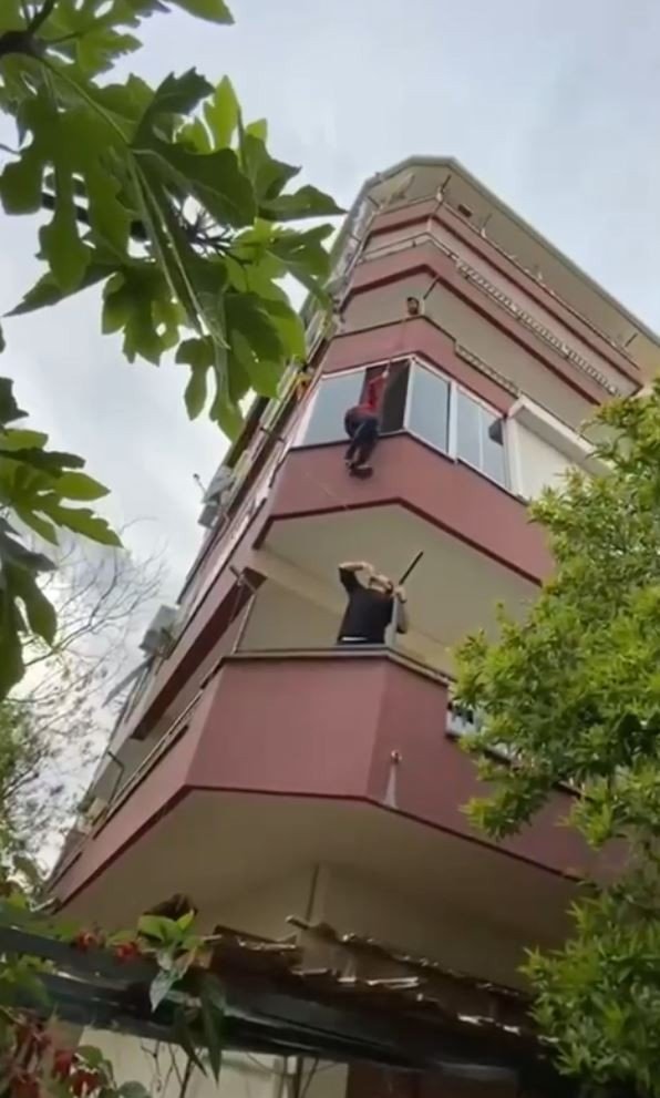 Anahtarını unutan gencin eve giriş yöntemi görenleri hayrete düşürdü