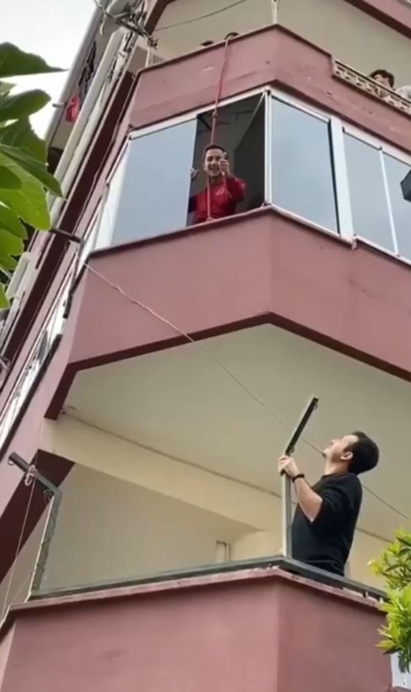 Anahtarını unutan gencin eve giriş yöntemi görenleri hayrete düşürdü