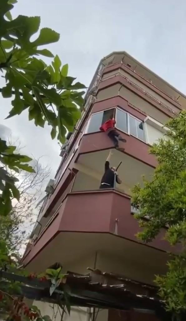 Anahtarını unutan gencin eve giriş yöntemi görenleri hayrete düşürdü