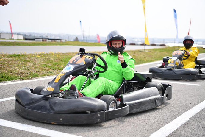 Tuzla'da ünlü radyocuların karting yarışı nefesleri kesti!