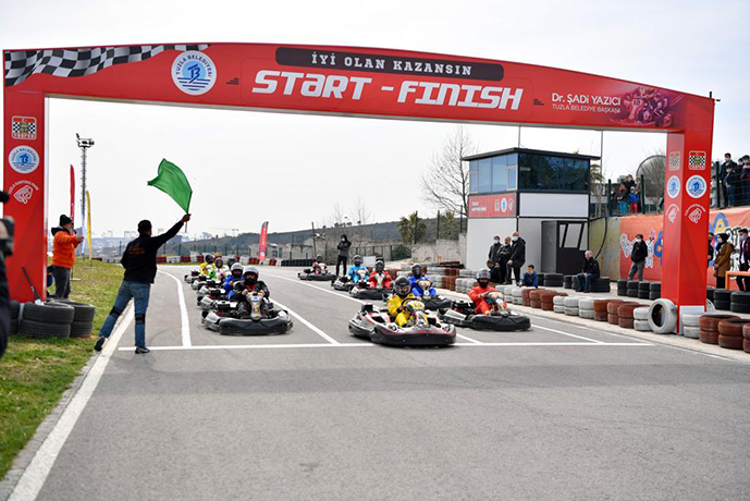 Tuzla'da ünlü radyocuların karting yarışı nefesleri kesti!