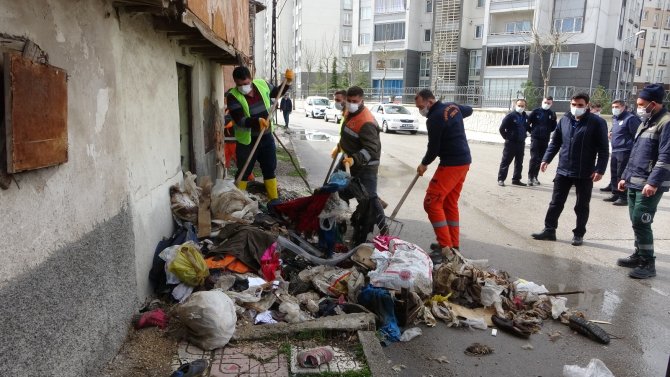 Belediye ekipleri çöplerini atmayan adamın evinden 4 kamyon çöp çıkardı