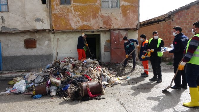 Belediye ekipleri çöplerini atmayan adamın evinden 4 kamyon çöp çıkardı
