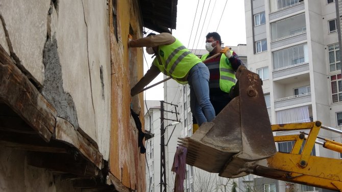 Belediye ekipleri çöplerini atmayan adamın evinden 4 kamyon çöp çıkardı