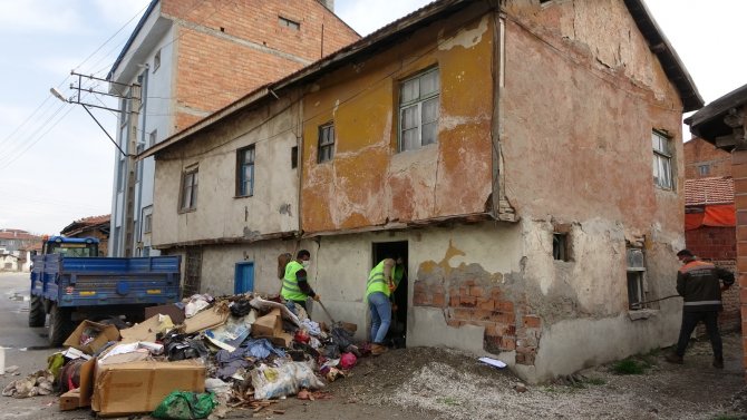 Belediye ekipleri çöplerini atmayan adamın evinden 4 kamyon çöp çıkardı