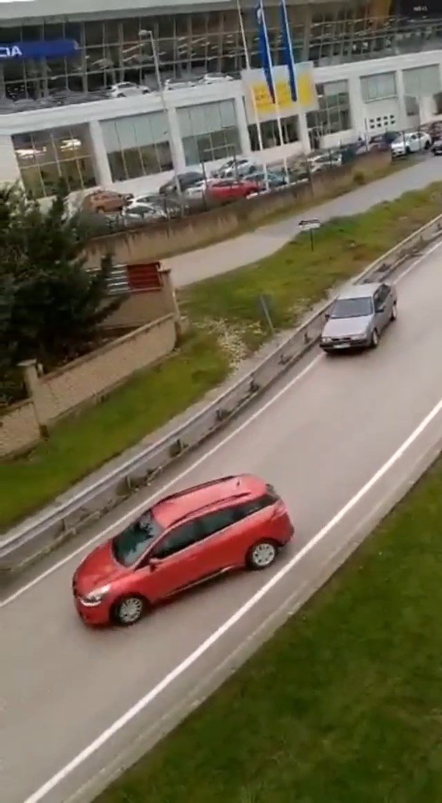 Bir araçtan yağ döküldü, Yol çarpışan araba pistine döndü