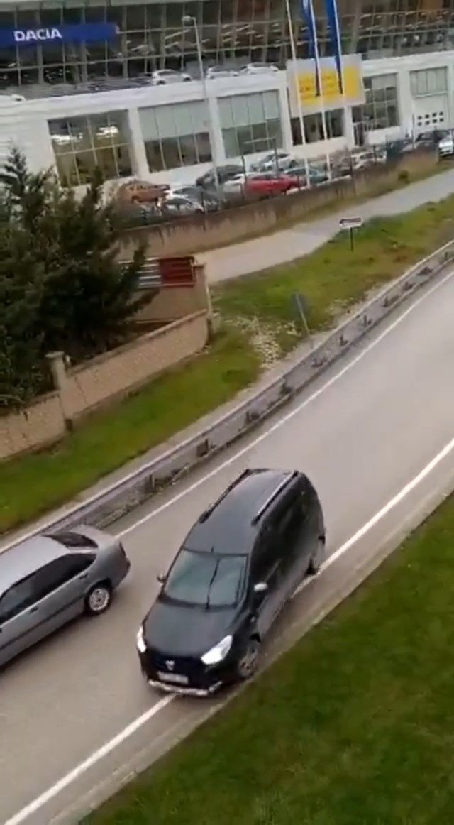 Bir araçtan yağ döküldü, Yol çarpışan araba pistine döndü