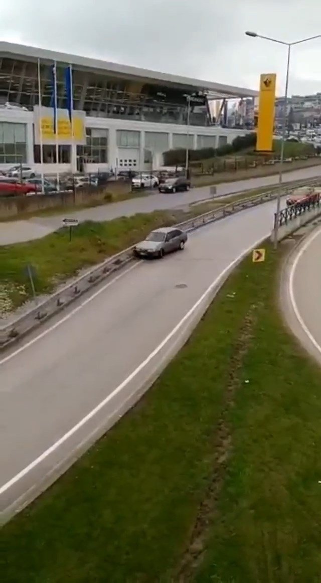 Bir araçtan yağ döküldü, Yol çarpışan araba pistine döndü