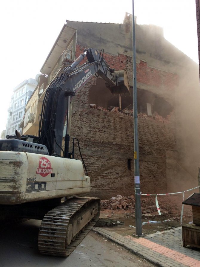 Bursa'da depreme dayanıksız bina kontrollü bir şekilde yıkıldı