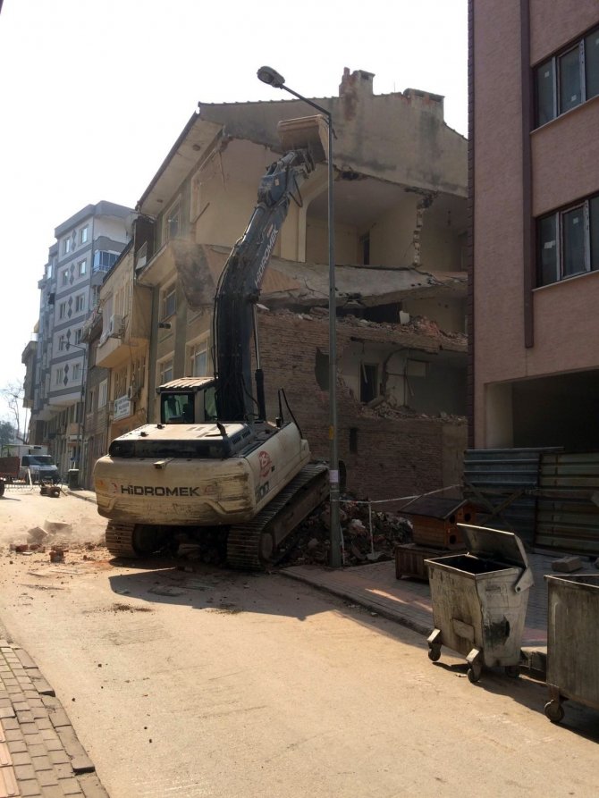 Bursa'da depreme dayanıksız bina kontrollü bir şekilde yıkıldı
