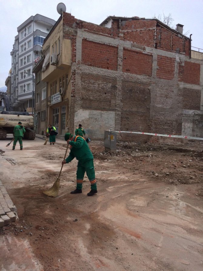 Bursa'da depreme dayanıksız bina kontrollü bir şekilde yıkıldı