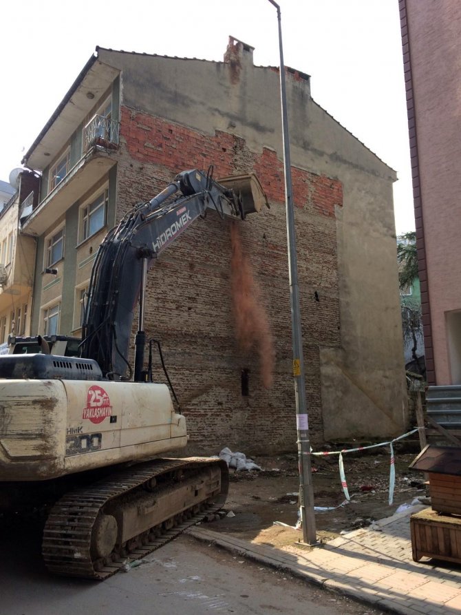 Bursa'da depreme dayanıksız bina kontrollü bir şekilde yıkıldı