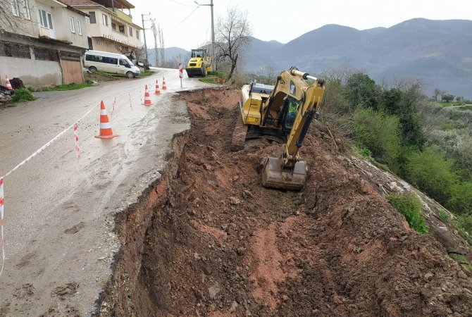 Bursa'da heyelan dolayısıyla kapanan yollara belediyeden anında müdahale