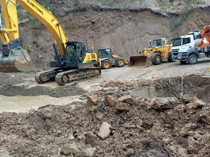 Bursa'da heyelan dolayısıyla kapanan yollara belediyeden anında müdahale