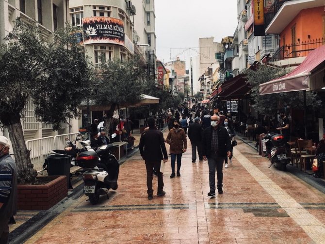 Çok yüksek riskli iller arasında bulunan Aydın'da tedirgin eden kalabalık