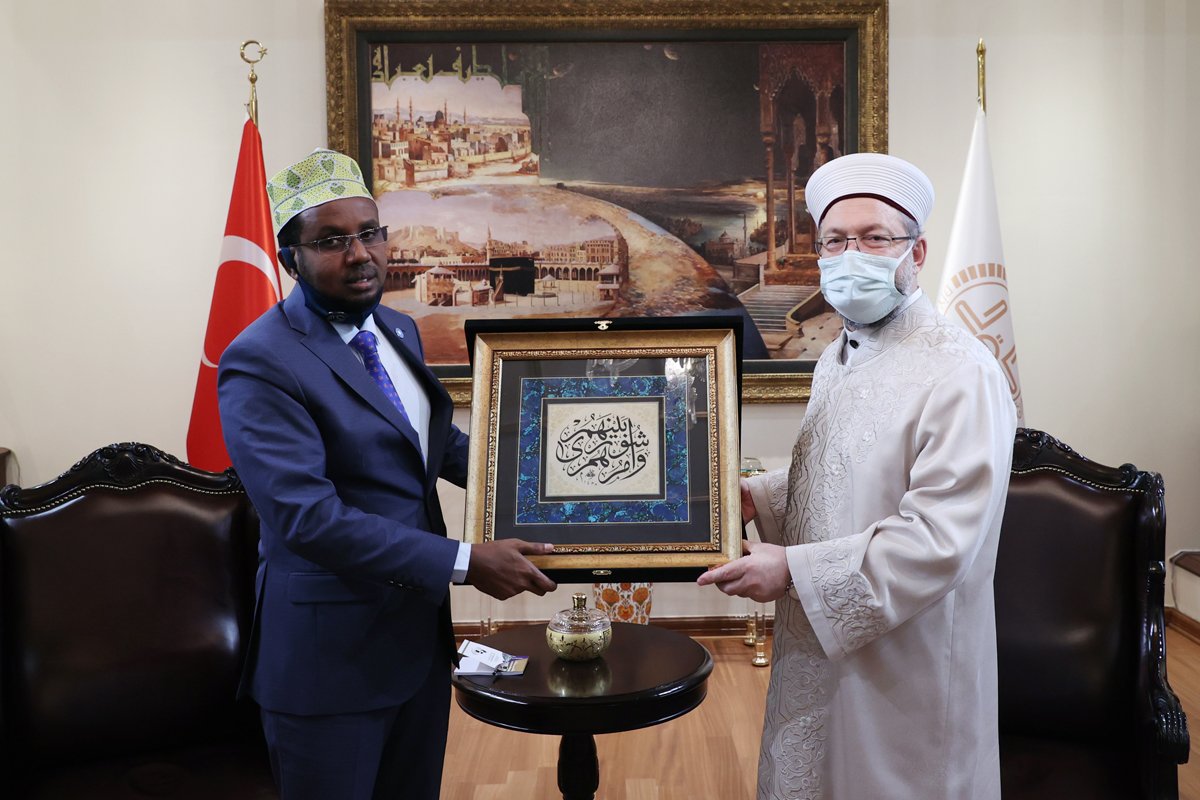 Diyanet İşleri Başkanı Erbaş, Somali Din ve Evkaf Bakanı Roble ile din eğitimi hizmeti için görüşme yaptı