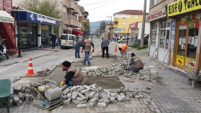Düzce Belediyesi kaldırım çalışmalarına tam gaz devam ediyor